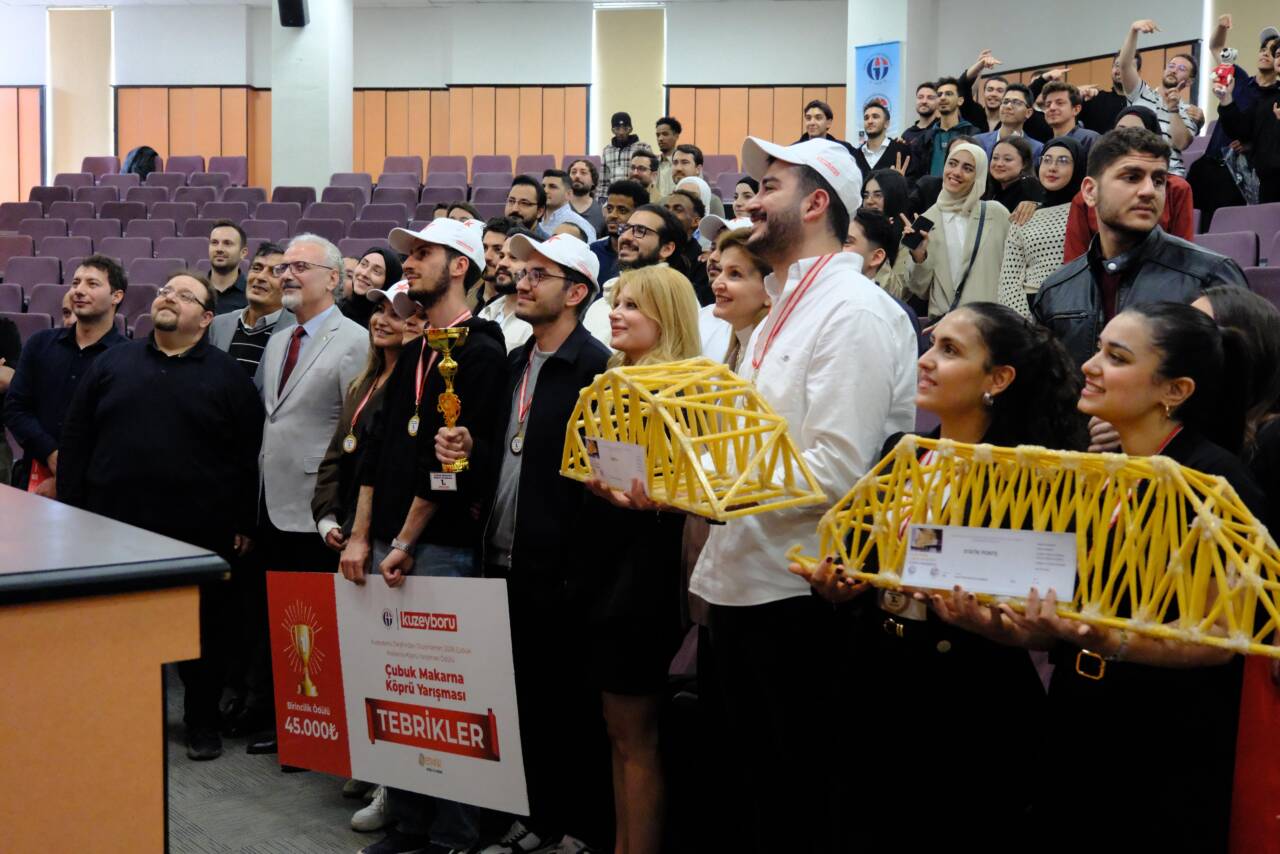 Gaziantep Üniversitesi’nde düzenlenen yarışmada 100 öğrenci, makarnadan köprülerle dayanıklılık mücadelesi