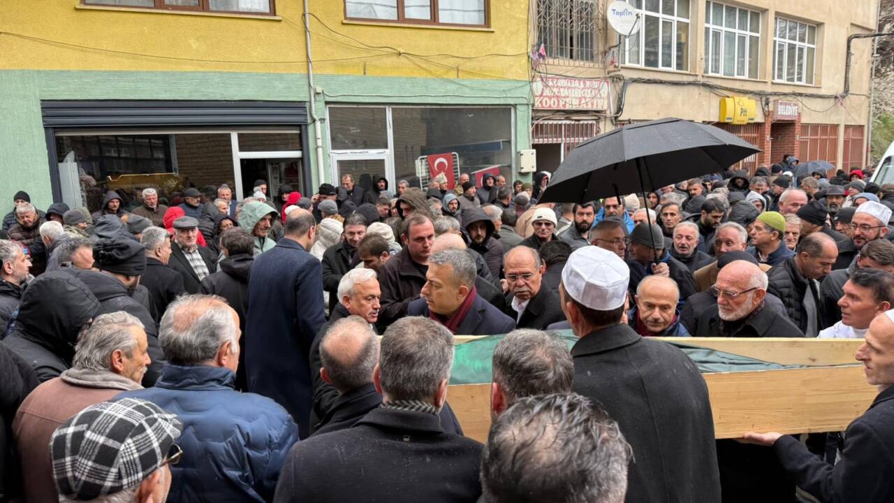 Aksaray’ın geçen dönem Valisi Mehmet Ali Kumbuzoğlu’nun annesi Firdevs Kumbuzoğlu,