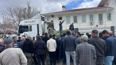 Mustafa Zavlak, belediye tarafından yürütülen ağaçlandırma çalışmaları kapsamında vatandaşlara fidan