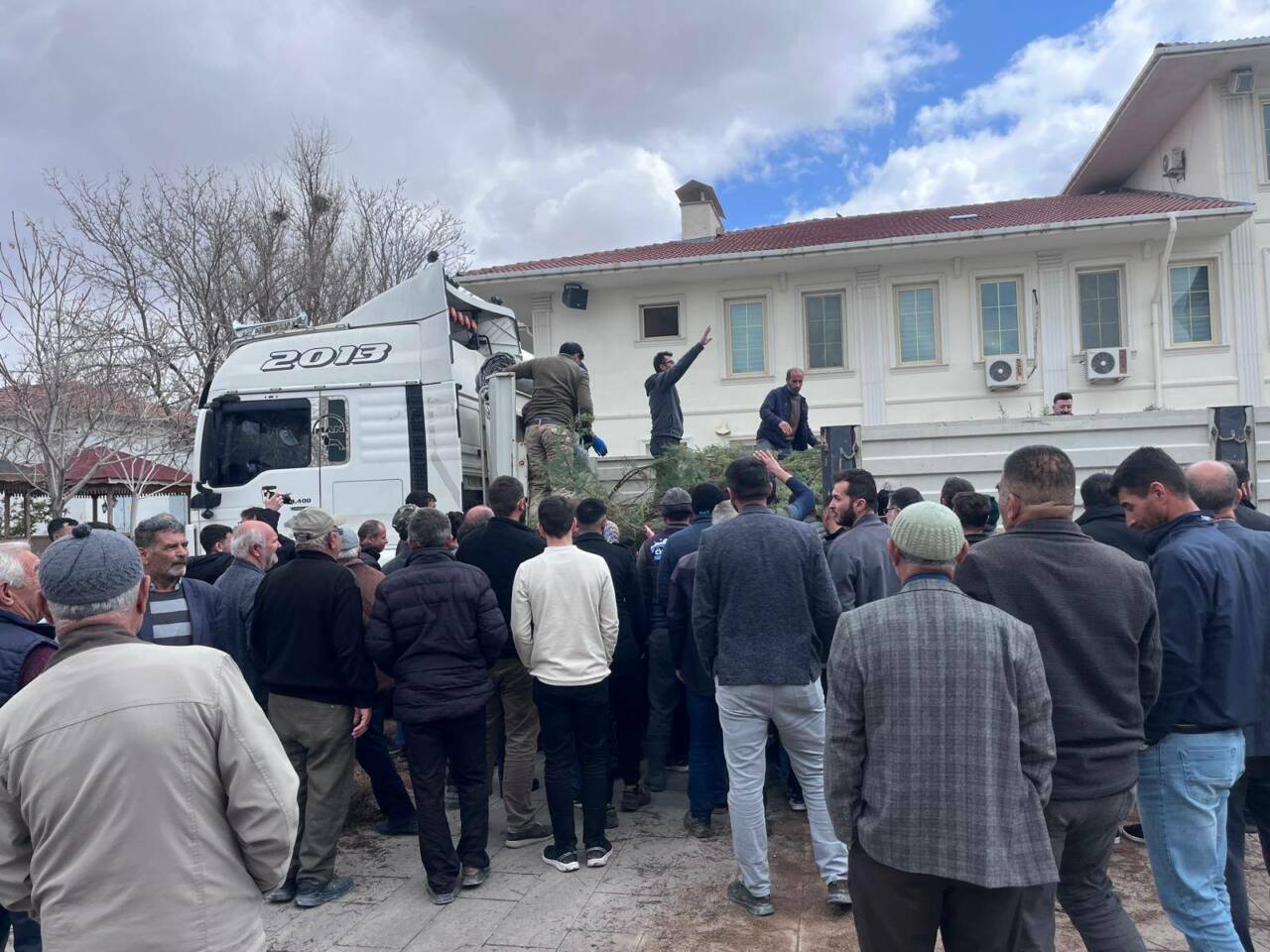 Mustafa Zavlak, belediye tarafından yürütülen ağaçlandırma çalışmaları kapsamında vatandaşlara fidan