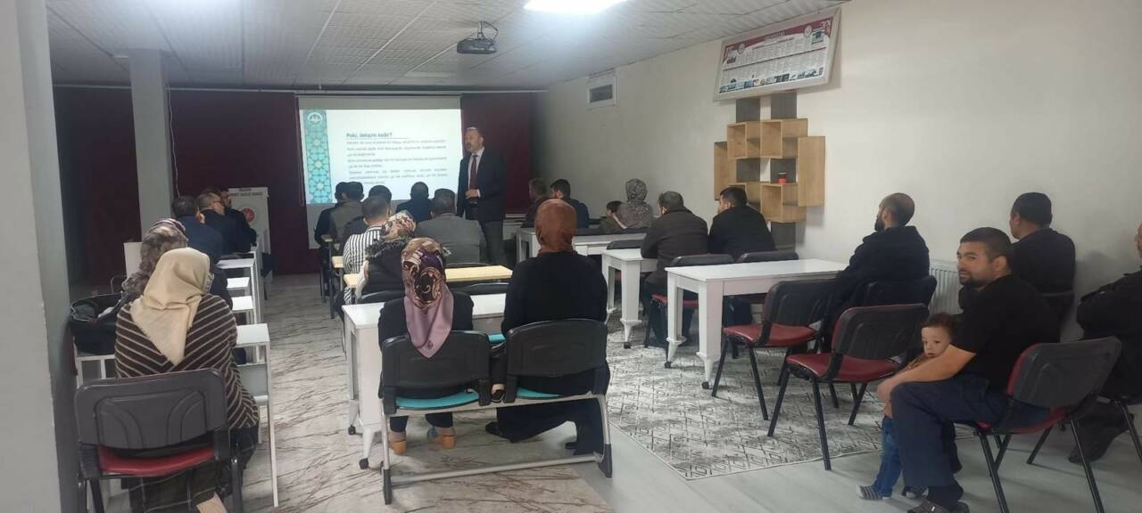Ağaçören Müftülüğü tarafından düzenlenen “Evliliğe İlk Adım Semineri”nde aile hayatı,