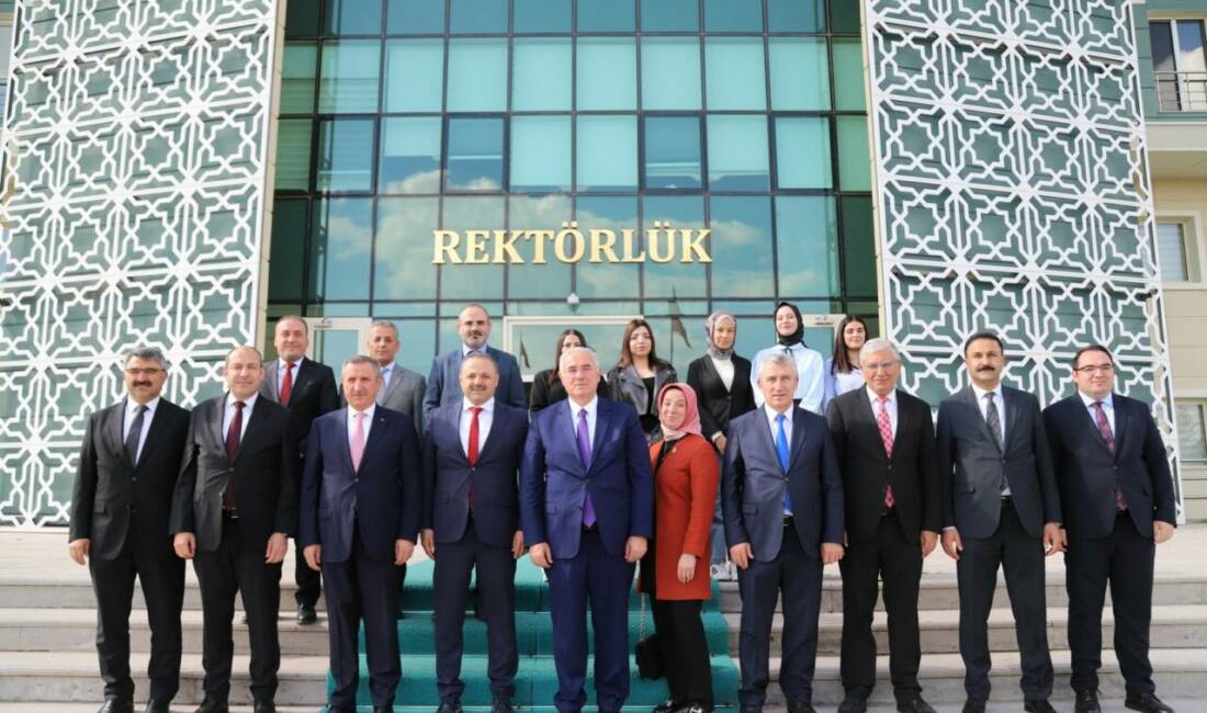 Kamu Başdenetçisi Akarca’dan Aksaray Üniversitesine ziyaret Kamu Başdenetçisi Mehmet Akarca beraberindeki heyetle birlikte Aksaray Üniversitesi (ASÜ)