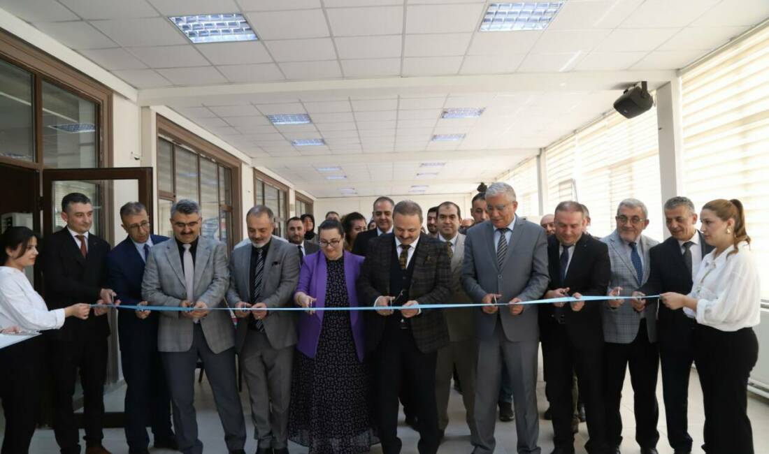 Aksaray Üniversitesi kampüsünde faaliyet gösteren Mokissos Kafe, ASÜ Rektörü Prof.