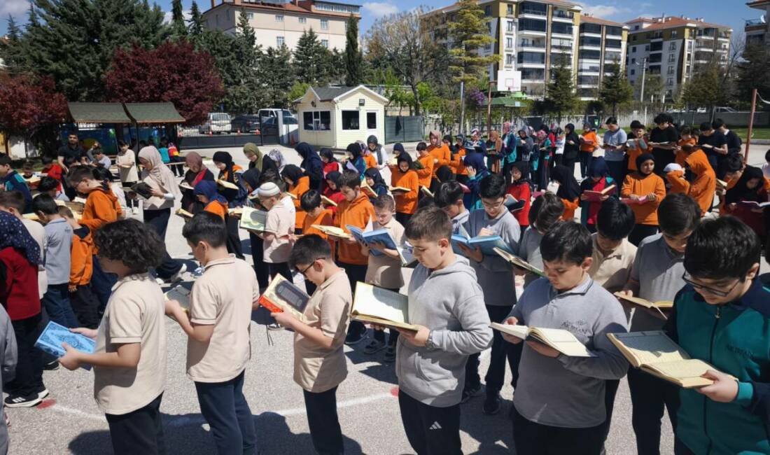 Aksaray’da öğrenciler 5 dakikada hatim indirdi Aksaray’da düzenlenen etkinlikte öğrenciler bedenleriyle “Muhammed” yazısı oluşturdu. 5 dakikada