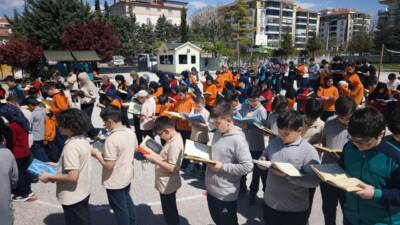 Aksaray’da düzenlenen etkinlikte öğrenciler bedenleriyle “Muhammed” yazısı oluşturdu. 5 dakikada