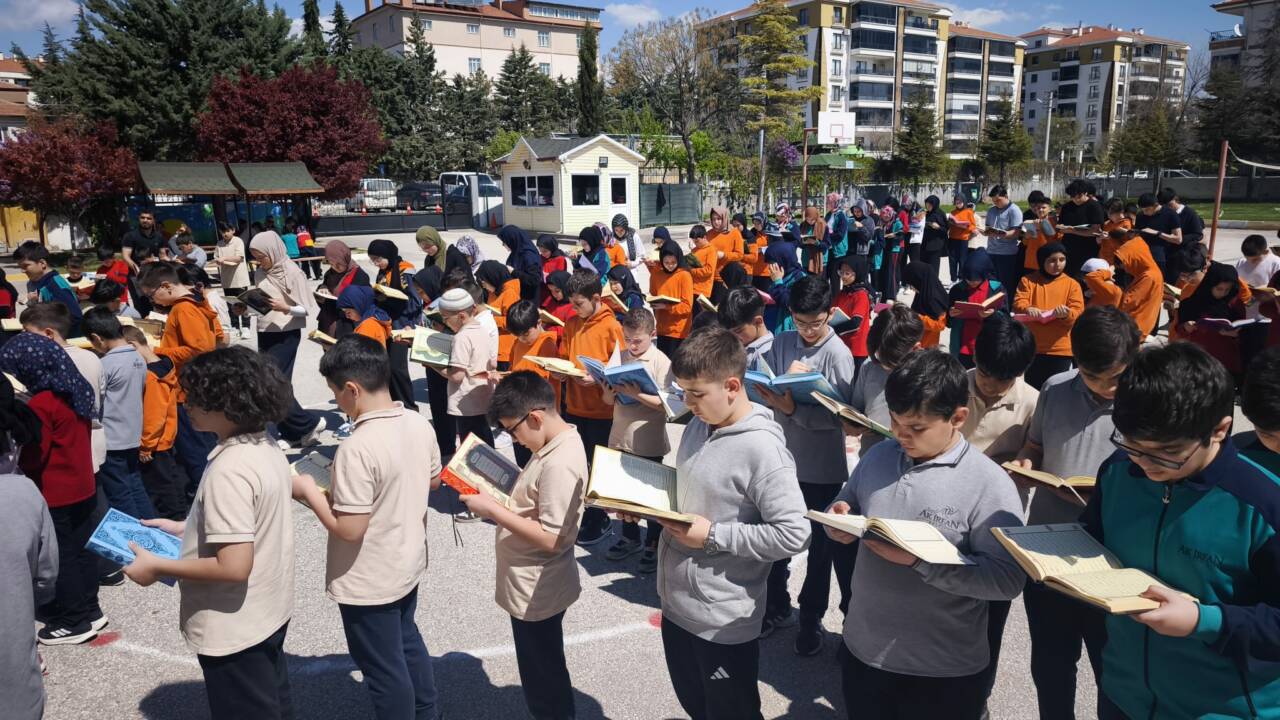 Aksaray’da düzenlenen etkinlikte öğrenciler bedenleriyle “Muhammed” yazısı oluşturdu. 5 dakikada