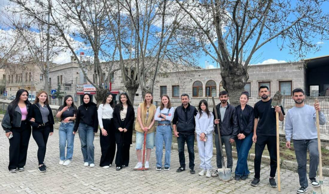 Aksaray Üniversitesi Güzelyurt MYO öğrencileri, gönüllülük dersi kapsamında lavanta ve
