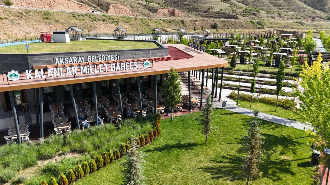 Aksaray Belediyesi, şehir genelinde yürüttüğü çevre ve peyzaj çalışmalarıyla kentin