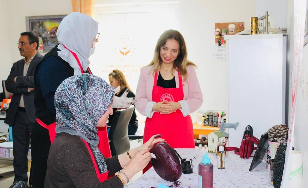 Aksaray’da, Aile ve Sosyal Hizmetler İl Müdürlüğü öncülüğünde gerçekleştirilen “Sanata