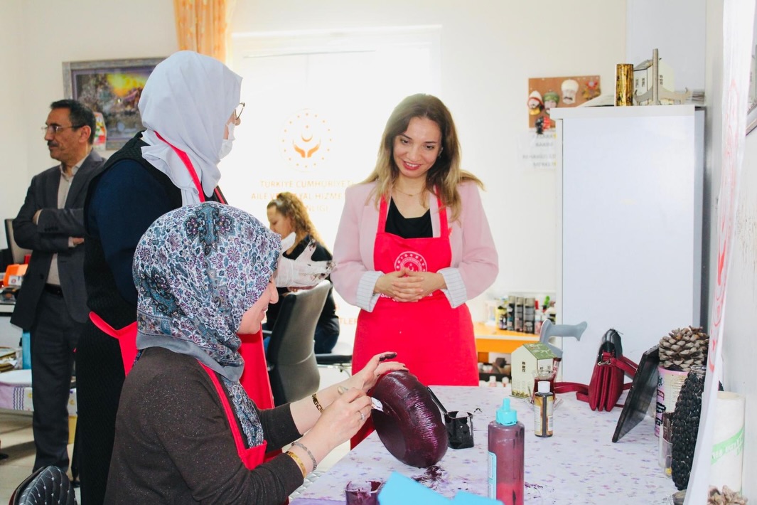 Aksaray’da, Aile ve Sosyal Hizmetler İl Müdürlüğü öncülüğünde gerçekleştirilen “Sanata
