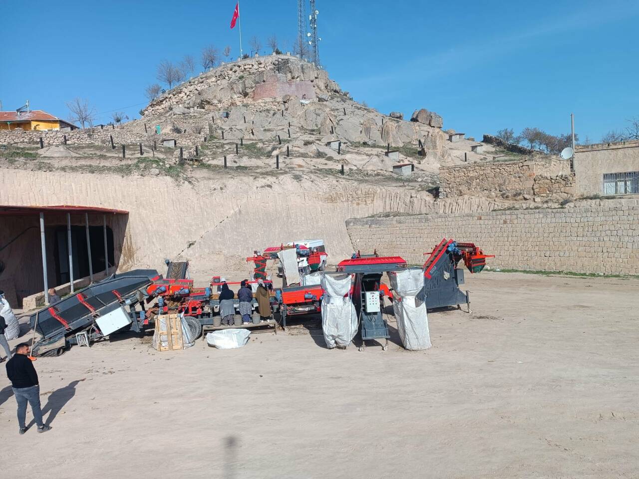 Demirci Belediyesi tarafından beldeye kazandırılan doğal soğuk hava deposu, tarımsal