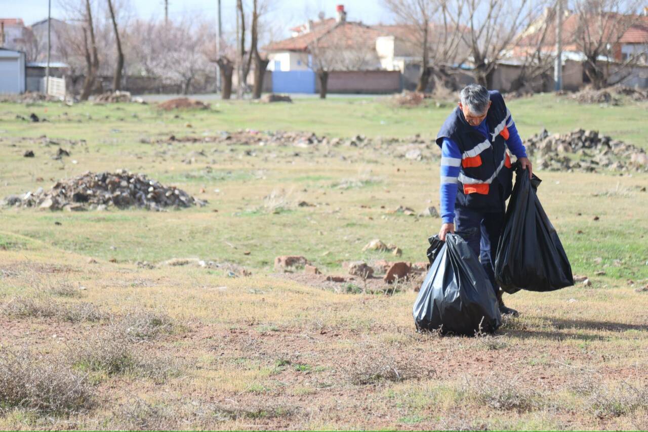 Aksaray Belediyesi ekipleri, Hürriyet Mahallesi’nde kapsamlı temizlik çalışması gerçekleştirerek vatandaşlara