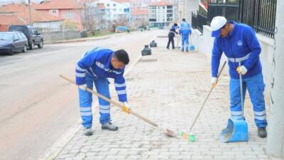 Aksaray Belediyesi, şehir genelinde sürdürülen temizlik çalışmalarıyla yolları, kaldırımları ve