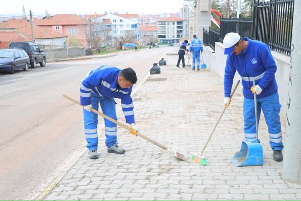 Aksaray Belediyesi, şehir genelinde sürdürülen temizlik çalışmalarıyla yolları, kaldırımları ve