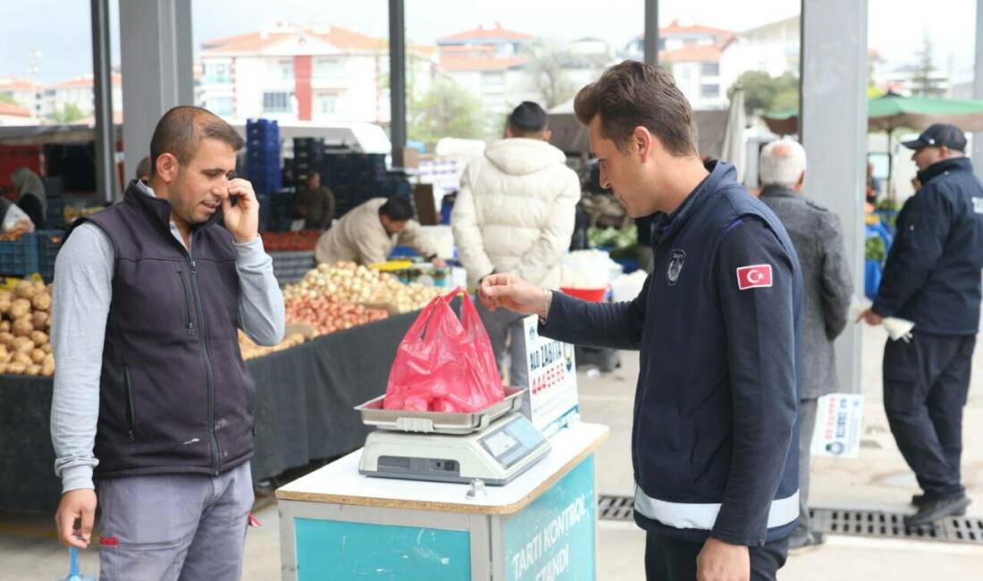 Aksaray Belediyesi Semt Pazarlarında denetimlerini sürdürüyor Aksaray Belediyesi, vatandaşların ekonomik haklarını korumak ve güvenli alışveriş ortamı