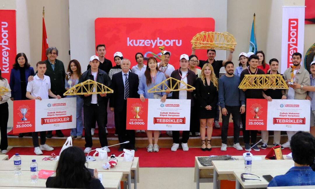 Kuzeyboru’dan Balıkesir’de makarna köprü yarışması! Balıkesir Üniversitesi’nde düzenlenen yarışmada öğrenciler, makarna köprüleriyle mühendislik ve