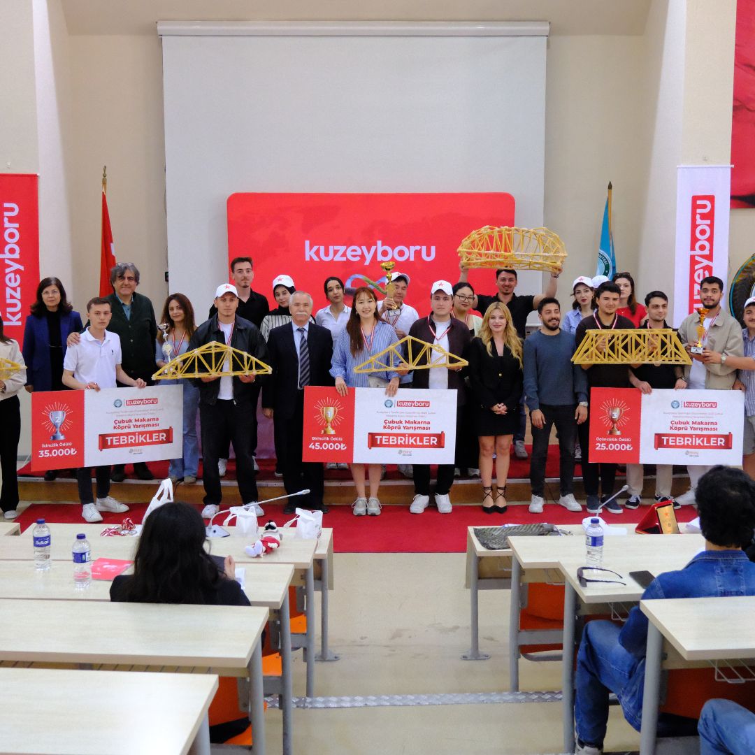 &nbsp; Balıkesir Üniversitesi’nde düzenlenen yarışmada öğrenciler, makarna köprüleriyle mühendislik ve