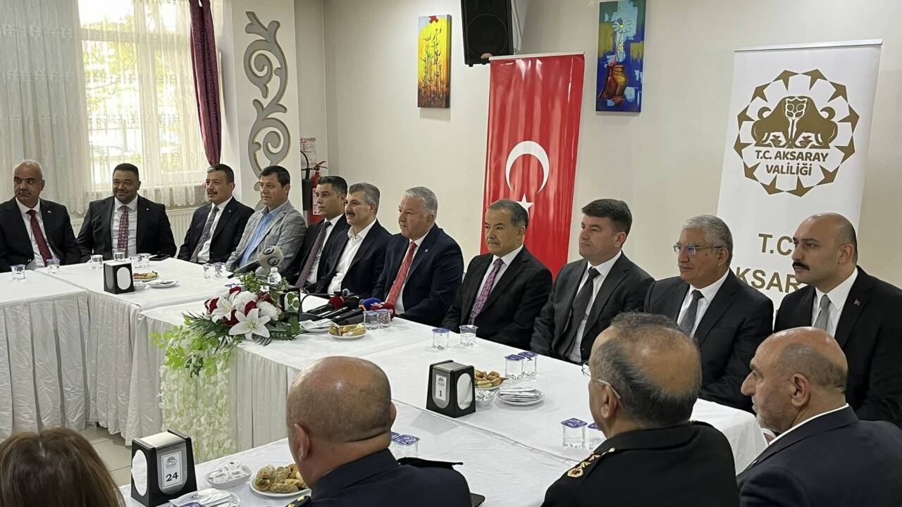 Aksaray protokolü ve vatandaşlar Öğretmenevi’nde buluştu, birlik ve beraberlik mesajları