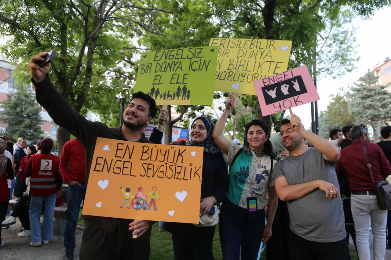 10–16 Mayıs Engelliler Haftası kapsamında Aksaray’da düzenlenen farkındalık yürüyüşü, yüzlerce