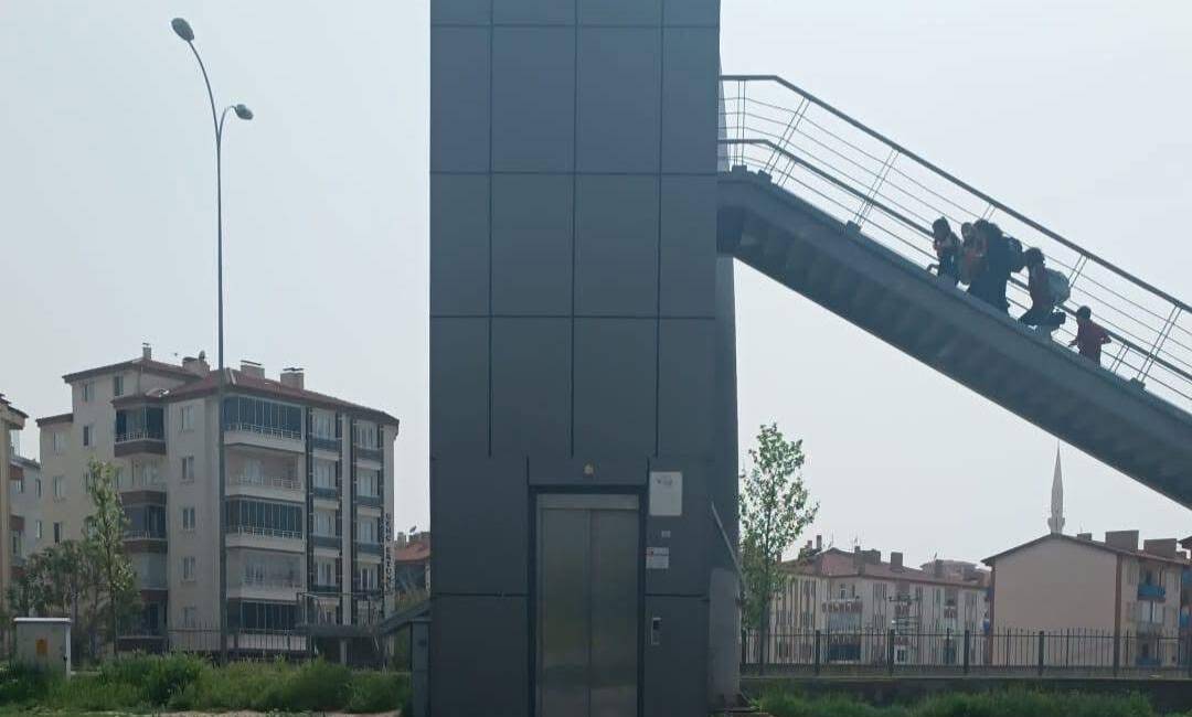 Aksaray Büyük Bölcek Mahallesi’nde Atatürk Parkı yanındaki üst geçit asansörünün