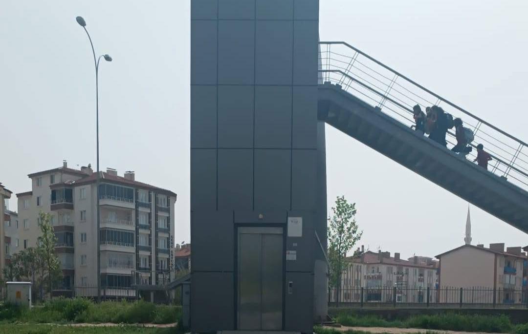 Aksaray Büyük Bölcek Mahallesi’nde Atatürk Parkı yanındaki üst geçit asansörünün