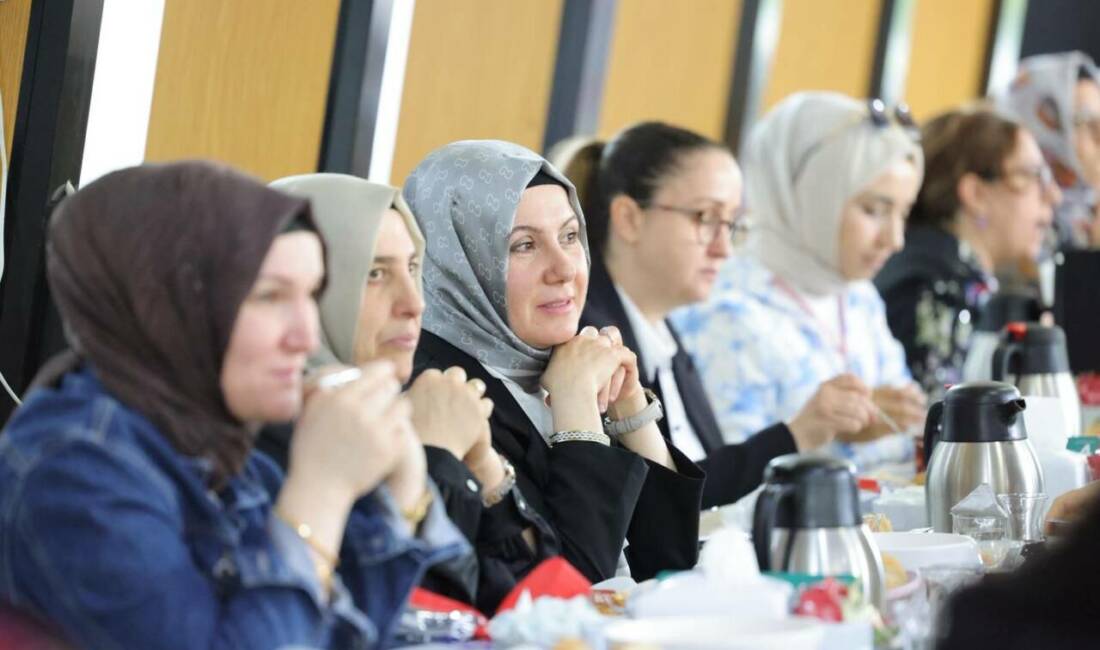Eğitim-Bir-Sen Anneler Günü’nde annelerle buluştu! Eğitim-Bir-Sen’in düzenlediği Anneler Günü programında kadın eğitimciler ve anneler samimi