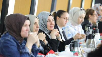 Eğitim-Bir-Sen’in düzenlediği Anneler Günü programında kadın eğitimciler ve anneler samimi