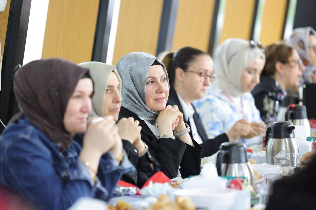 Eğitim-Bir-Sen’in düzenlediği Anneler Günü programında kadın eğitimciler ve anneler samimi
