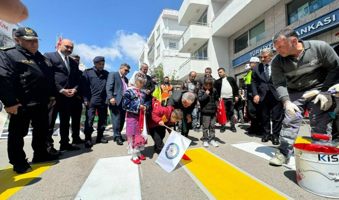 Aksaray’da Trafik Haftası etkinliğinde protokol ve öğrenciler, “yayalar kırmızı çizgimizdir”