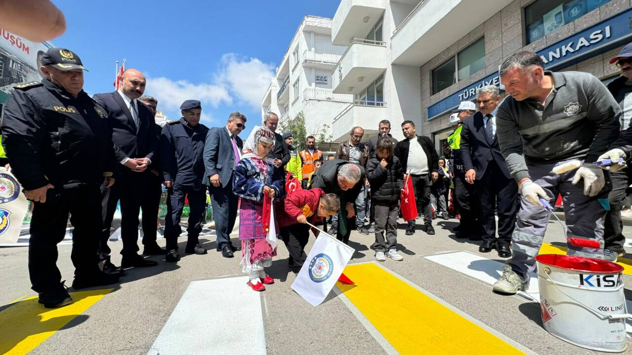 Aksaray’da Trafik Haftası etkinliğinde protokol ve öğrenciler, “yayalar kırmızı çizgimizdir”