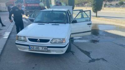 Konya'nın Akşehir ilçesinde park halindeki araçta çıkan yangında sürücü yaralandı.