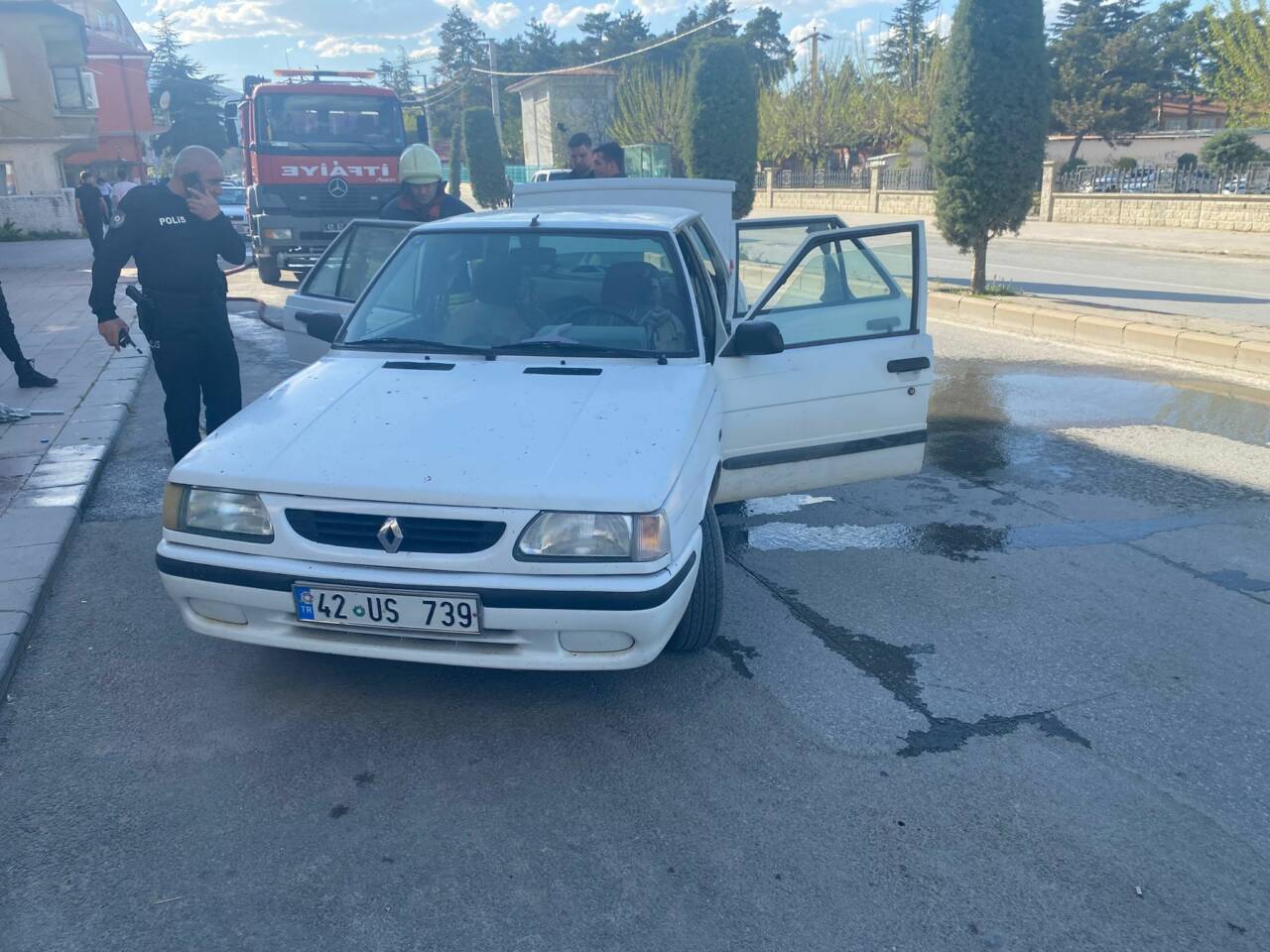 Konya'nın Akşehir ilçesinde park halindeki araçta çıkan yangında sürücü yaralandı.