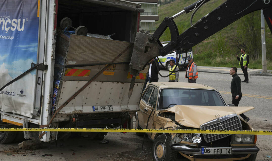 Kamyonetin altında kalan 2 işçi hayatını kaybetti Ankara'nın Çankaya ilçesinde kontrolden çıkan kamyonetin altında kalan 2 işçi
