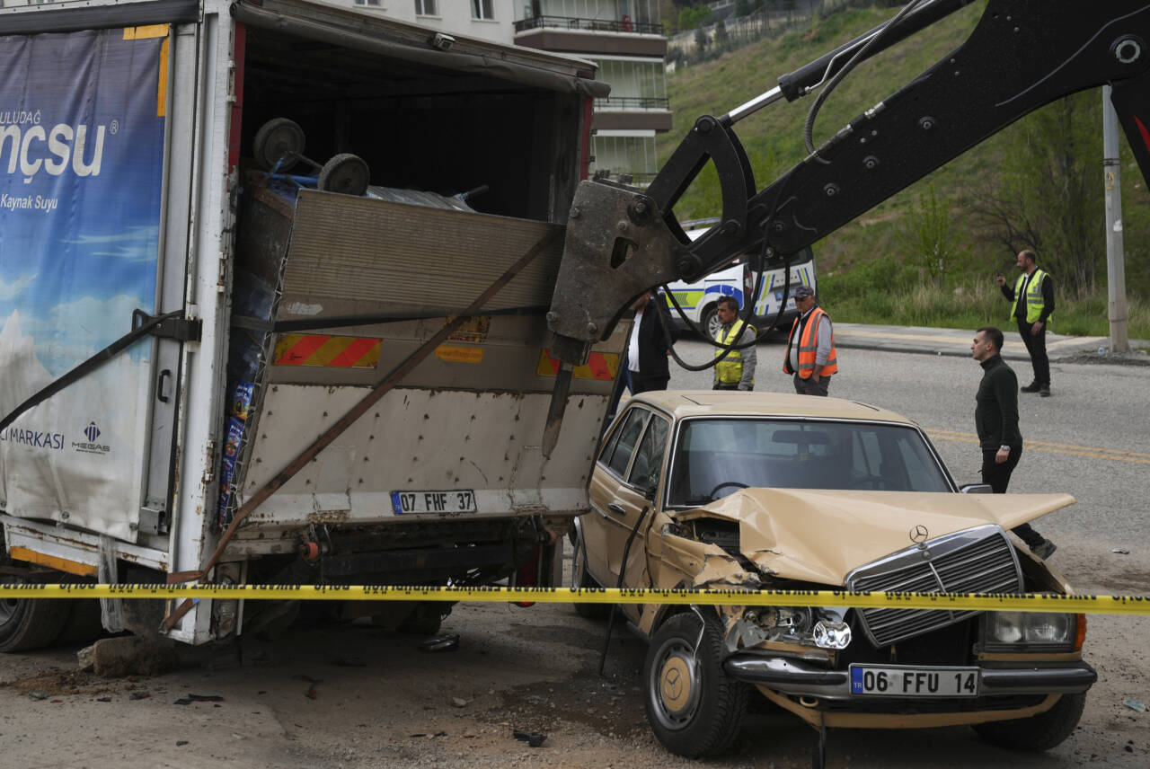 Ankara'nın Çankaya ilçesinde kontrolden çıkan kamyonetin altında kalan 2 işçi