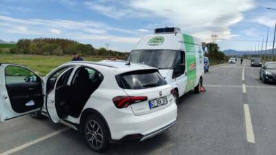 Konya'nın Seydişehir ilçesinde, minibüs ile otomobilin çarpışması sonucu 4 kişi