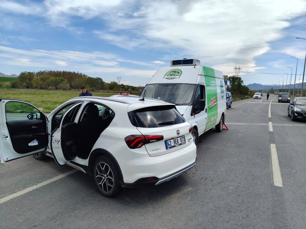 Konya'nın Seydişehir ilçesinde, minibüs ile otomobilin çarpışması sonucu 4 kişi