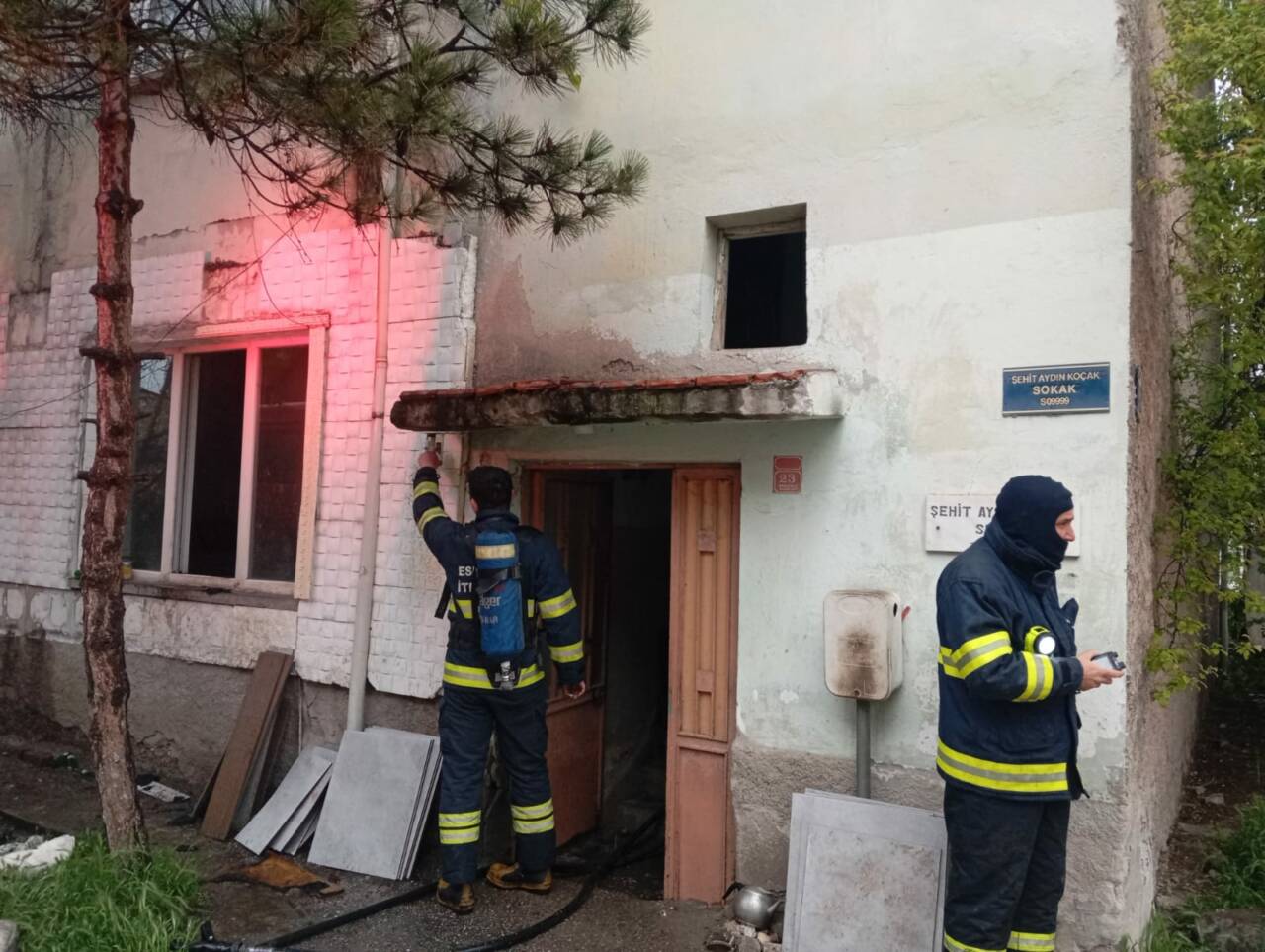Eskişehir'in Odunpazarı ilçesinde iki katlı binanın giriş katında çıkan yangında