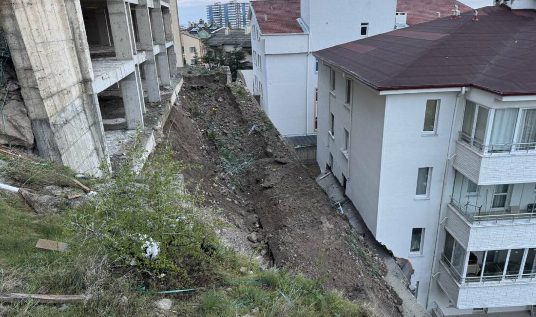 Nevşehir'de yağış sonrası bir inşaatın istinat duvarının öndeki apartmana doğru