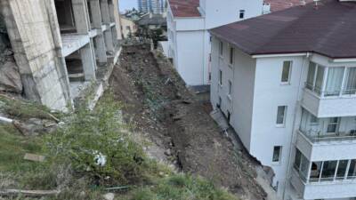 Nevşehir'de yağış sonrası bir inşaatın istinat duvarının öndeki apartmana doğru