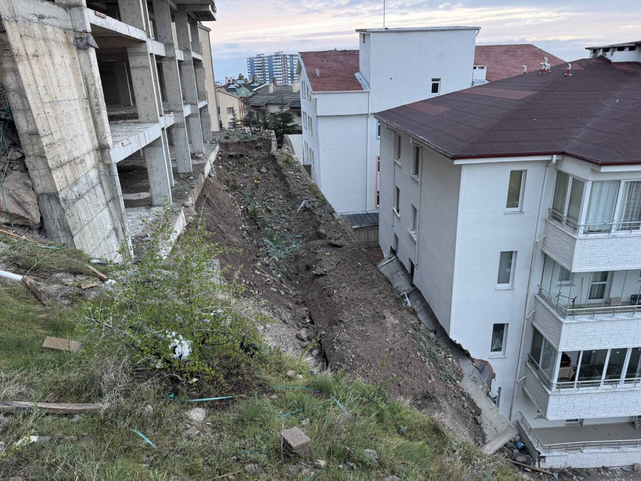 Nevşehir'de yağış sonrası bir inşaatın istinat duvarının öndeki apartmana doğru