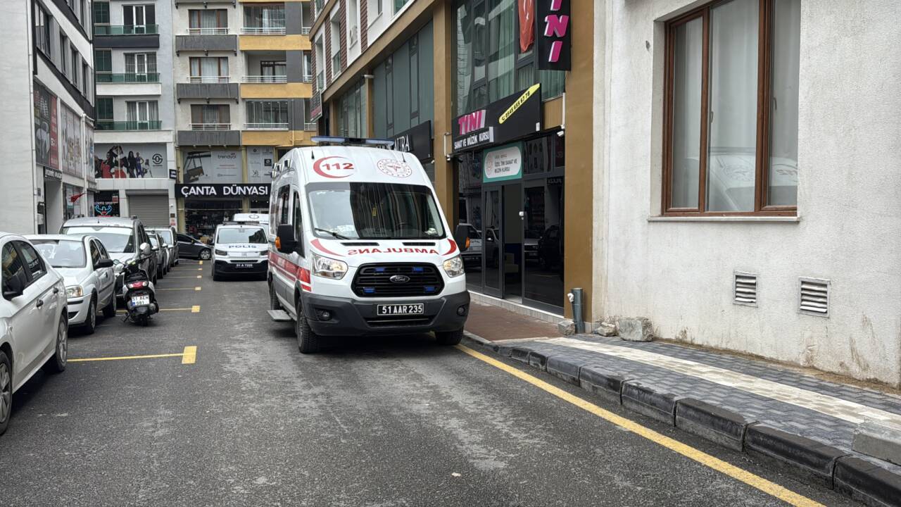 Niğde'de yakınlarının haber alamadığı kişi apart evde ölü bulundu.
