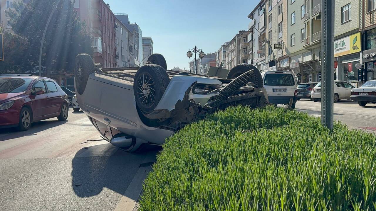 Karaman'da otomobilin devrilmesi sonucu sürücü yaralandı.