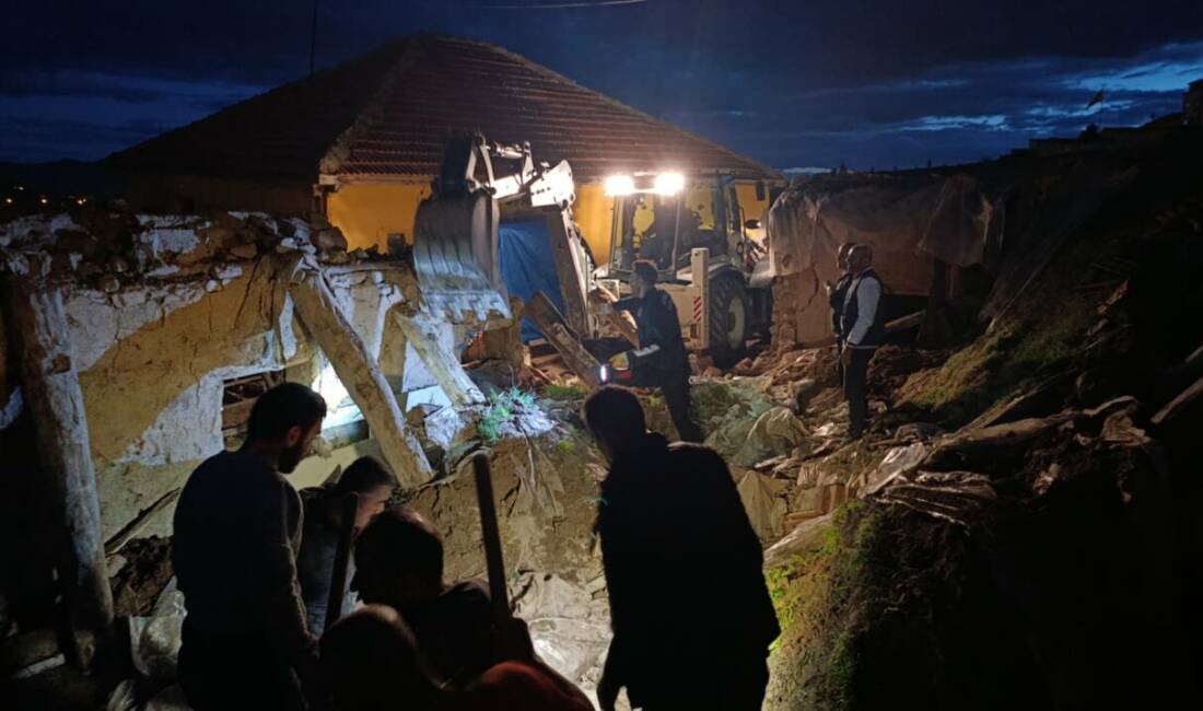 Çatısı çöken ahırda 12 küçükbaş hayvan telef oldu Sivas'ın Şarkışla ilçesinde ahırın çatısının çökmesi sonucu 12 küçükbaş hayvan