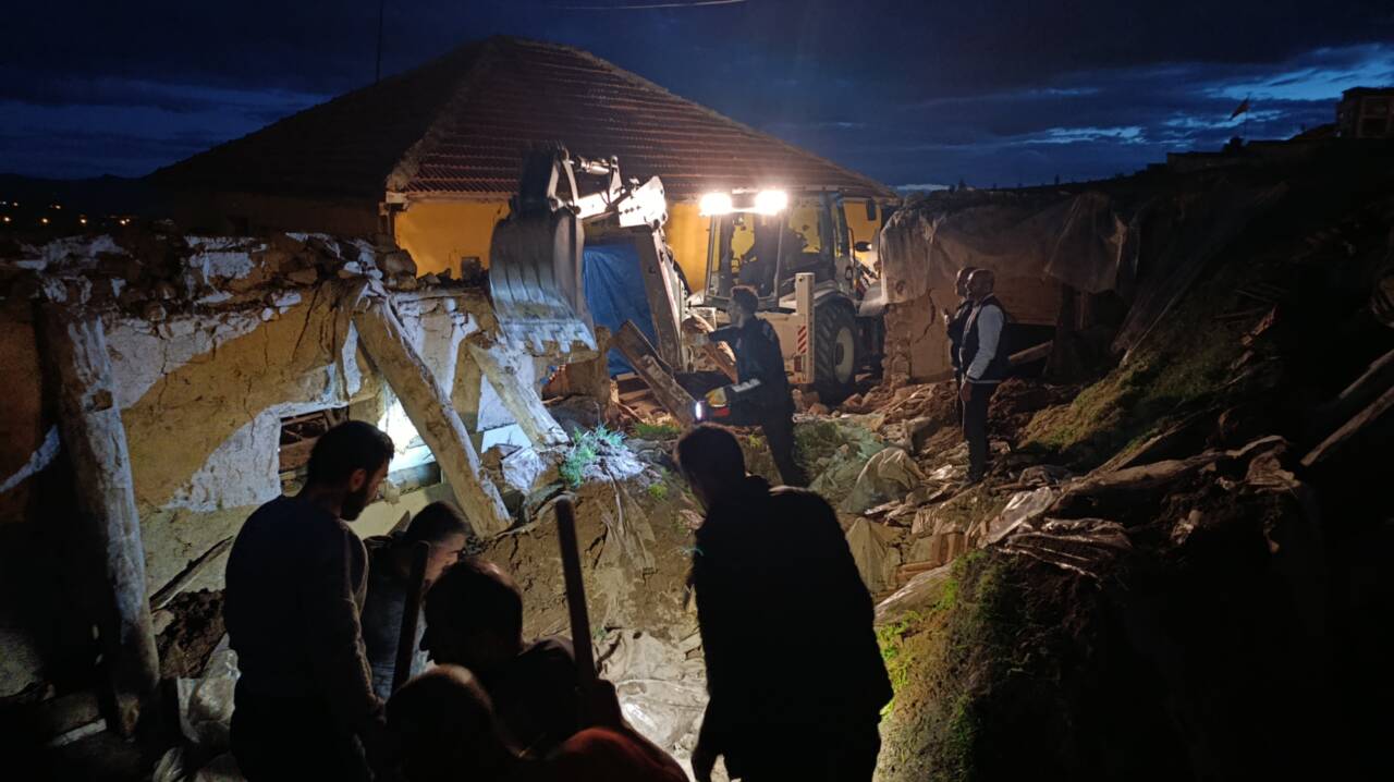 Sivas'ın Şarkışla ilçesinde ahırın çatısının çökmesi sonucu 12 küçükbaş hayvan