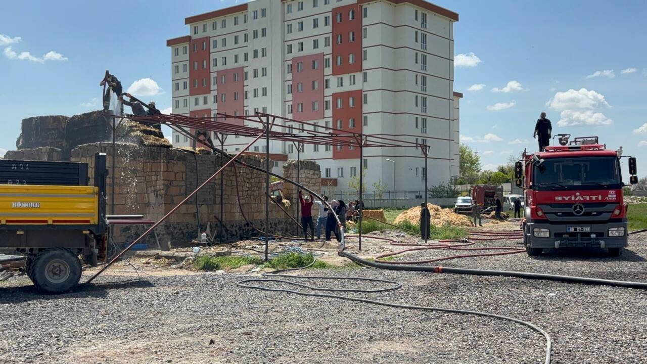 Aksaray'da samanlıkta çıkan yangın söndürüldü.