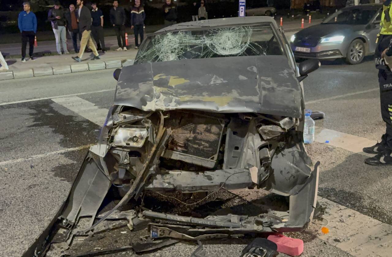 Yozgat'ta 4 otomobilin karıştığı zincirleme trafik kazasında yaralanan 1'i ağır