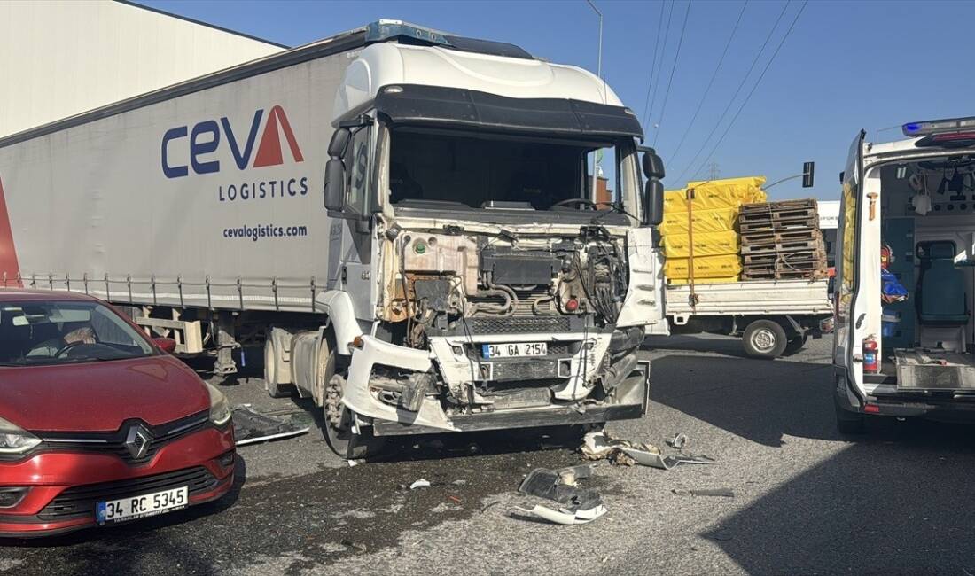 İşçi servisi ile tırın çarpıştığı kazada 8 kişi yaralandı Kocaeli'nin Çayırova ilçesinde işçi servisi ile tırın çarpışması sonucu ilk
