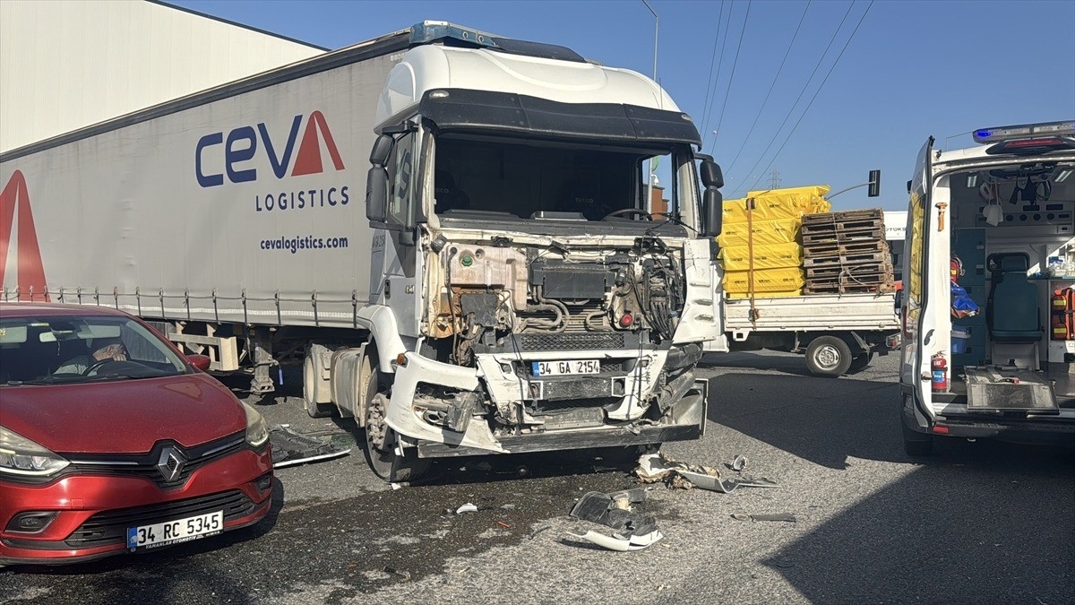 Kocaeli'nin Çayırova ilçesinde işçi servisi ile tırın çarpışması sonucu ilk