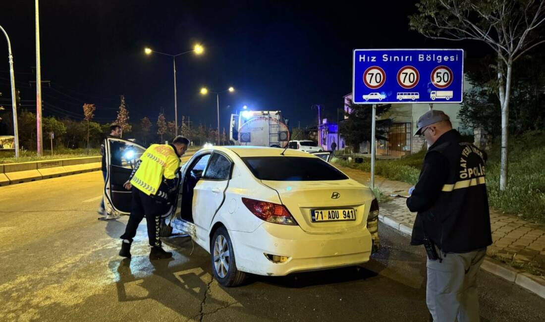 Park halindeki çekiciye çarpan otomobildeki 1 kişi öldü, 1 kişi yaralandı Kırıkkale'de bir otomobilin park halindeki çekiciye çarpması sonucu 1 kişi