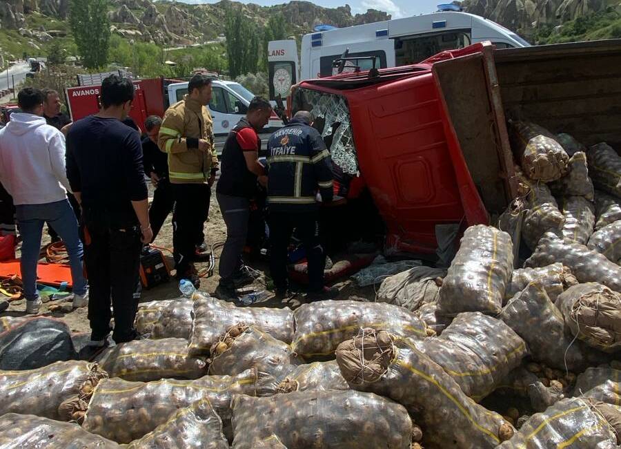 Nevşehir'de devrilen kamyonetteki patatesler yola saçıldı, sürücü yaralandı.